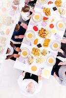 vista superior da família muçulmana moderna tendo um banquete do ramadã foto