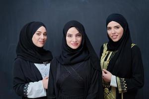 retrato de mulheres árabes vestindo roupas tradicionais ou abaya foto