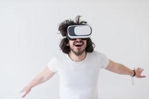 homem usando fone de ouvido de realidade virtual foto