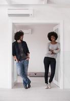 casal multiétnico reformando sua casa foto
