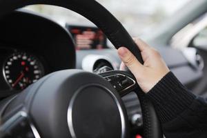 homem usando navegação de carro foto