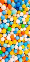 bolas coloridas de plástico no parque infantil em um shopping foto