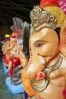 muitos lord ganesha também conhecido como ganpati em ídolos hindi mantidos em uma loja antes de ganesh chaturthi foto