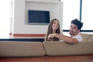 relaxado jovem casal em casa escada foto