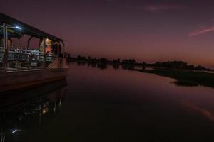 passeio de barco ao amanhecer foto