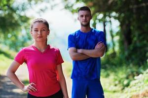 jovem casal se preparando para uma corrida matinal foto