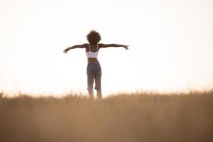 jovem negra dança ao ar livre em um prado foto