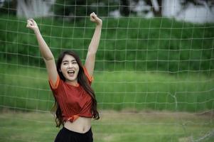 retrato de jovem mulher asiática usar jogador de futebol foto