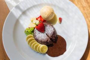 chocolate lava sorvete de baunilha com frutas foto