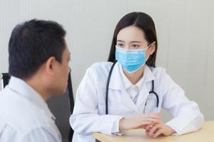 médico de mulher asiática fazendo perguntas ao paciente foto