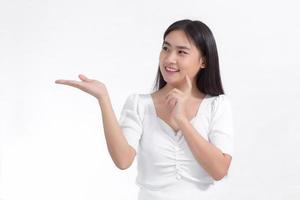 mulher bonita asiática com cabelos longos pretos, vestindo uma camisa branca e muito sorridente é o produto presente no fundo branco. foto