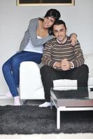 feliz casal jovem relaxa em casa foto