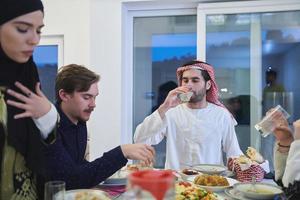 família muçulmana tendo iftar juntos durante o ramadã foto