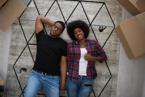 vista superior do jovem casal afro-americano atraente foto