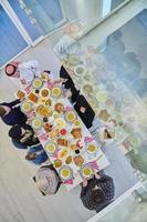 vista superior da família muçulmana fazendo iftar dua para quebrar o jejum durante o ramadã. foto