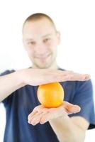 homem com laranja foto