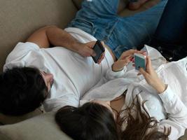 jovem casal fazendo selfie juntos em casa foto