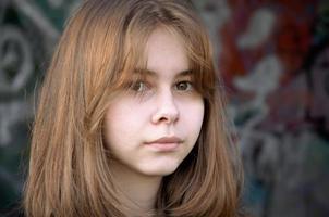 retrato de uma garota em um prédio abandonado. o adolescente medroso foto