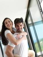 relaxado jovem casal em casa foto