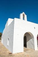 antiga igreja branca de santa anges de la corona, ibiza, espanha. foto