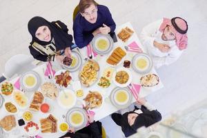 família muçulmana tendo uma festa do ramadã foto