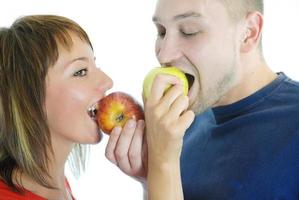 casal saudável com maçã foto