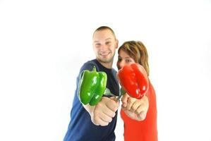 casal feliz com pimentas isoladas foto