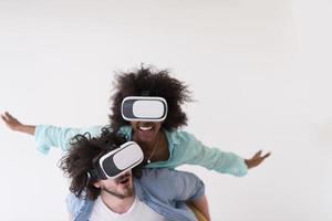 casal multiétnico ganhando experiência usando óculos de fone de ouvido vr foto