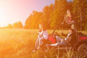 grupo de jovens dirigindo um carro de buggy off road foto