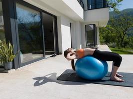 mulher fazendo exercício com bola de pilates foto
