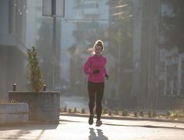 mulher desportiva correndo de manhã foto