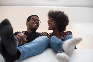 casal descansando durante a mudança para casa nova foto