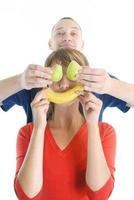 casal feliz e saudável com frutas foto