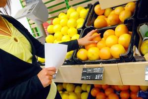 comprando comida no supermercado foto