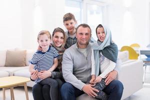 retrato de jovem família muçulmana moderna feliz foto