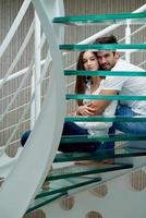 casal jovem relaxado em casa escadas foto