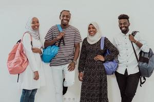 foto de um grupo de estudantes africanos felizes conversando e se reunindo trabalhando em trabalhos de casa meninas usando o tradicional hijab muçulmano sudanês