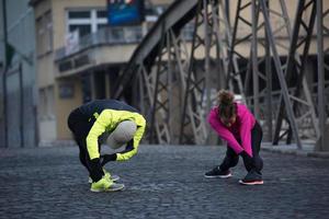 casal se aquecendo antes de correr foto