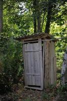 banheiro retrô de madeira ao ar livre foto
