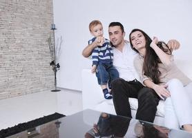 feliz jovem família se diverte em casa foto