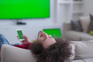 jovem de roupão aproveitando o tempo livre foto