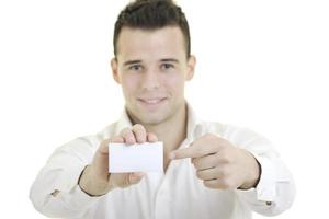 homem de negócios jovem com cartão vazio isolado no branco foto