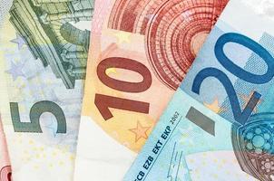 notas de dinheiro de cinco, dez e vinte euros