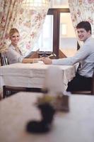 jovem casal jantando em um restaurante foto