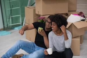 casal americano africano relaxando em casa nova foto