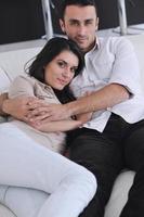 feliz casal jovem relaxa em casa foto