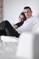 feliz casal jovem relaxa em casa foto