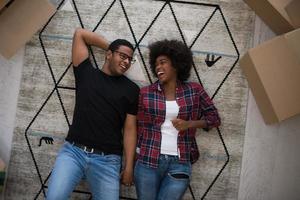 vista superior do jovem casal afro-americano atraente foto