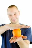 homem com laranja foto