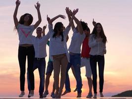 pessoas de festa no pôr do sol foto